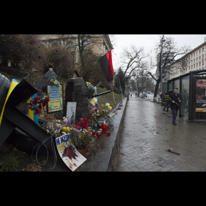 Голова ВР України Володимир Гройсман в День гідності і свободи вшанував пам’ять Героїв Небесної сотні, поклав квіти і лампаду до місця загибелі Сергія Нігояна