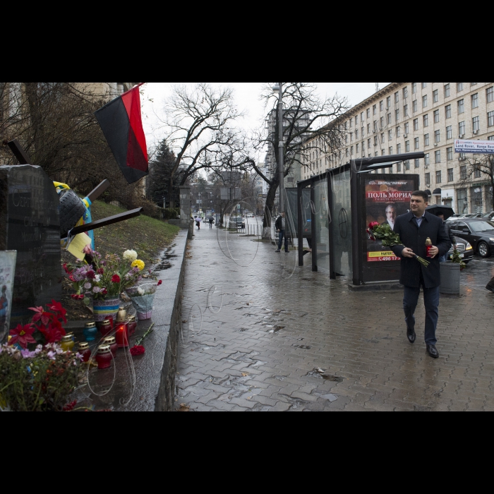Голова ВР України Володимир Гройсман в День гідності і свободи вшанував пам’ять Героїв Небесної сотні, поклав квіти і лампаду до місця загибелі Сергія Нігояна