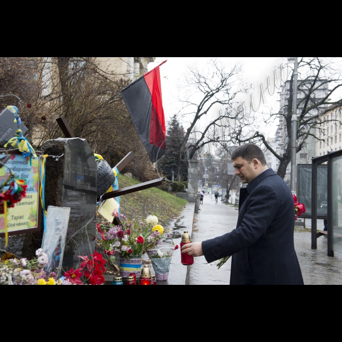 Голова ВР України Володимир Гройсман в День гідності і свободи вшанував пам’ять Героїв Небесної сотні, поклав квіти і лампаду до місця загибелі Сергія Нігояна