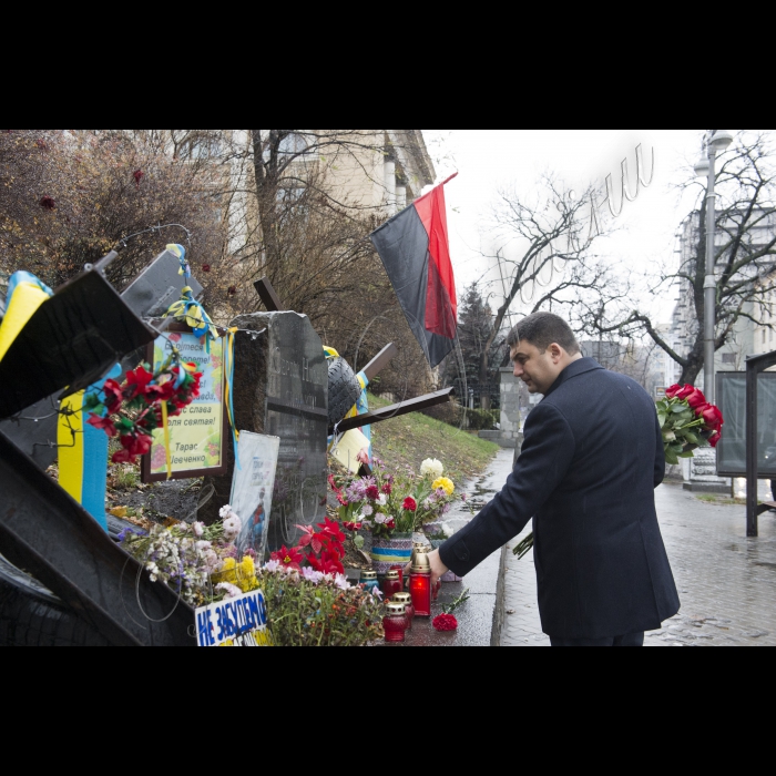 Голова ВР України Володимир Гройсман в День гідності і свободи вшанував пам’ять Героїв Небесної сотні, поклав квіти і лампаду до місця загибелі Сергія Нігояна