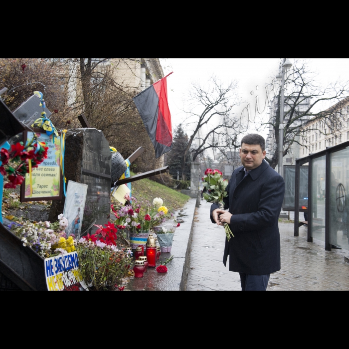 Голова ВР України Володимир Гройсман в День гідності і свободи вшанував пам’ять Героїв Небесної сотні, поклав квіти і лампаду до місця загибелі Сергія Нігояна