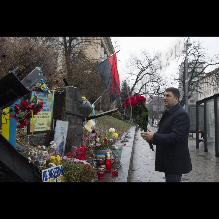 Голова ВР України Володимир Гройсман в День гідності і свободи вшанував пам’ять Героїв Небесної сотні, поклав квіти і лампаду до місця загибелі Сергія Нігояна