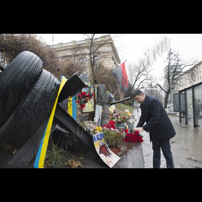 Голова ВР України Володимир Гройсман в День гідності і свободи вшанував пам’ять Героїв Небесної сотні, поклав квіти і лампаду до місця загибелі Сергія Нігояна