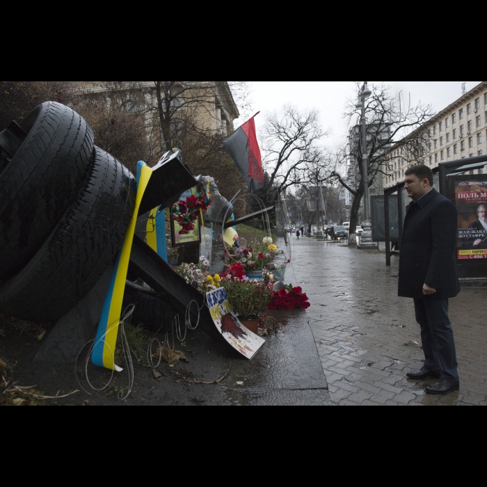 Голова ВР України Володимир Гройсман в День гідності і свободи вшанував пам’ять Героїв Небесної сотні, поклав квіти і лампаду до місця загибелі Сергія Нігояна