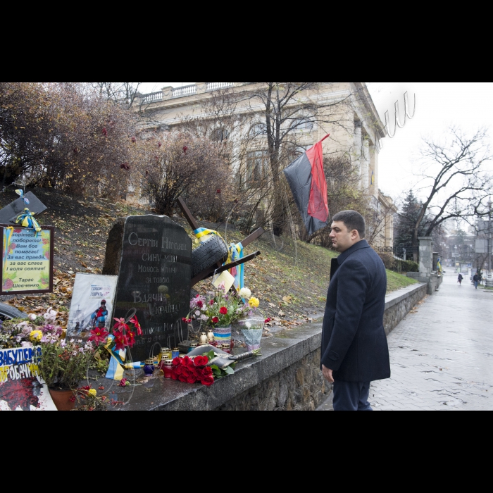 Голова ВР України Володимир Гройсман в День гідності і свободи вшанував пам’ять Героїв Небесної сотні, поклав квіти і лампаду до місця загибелі Сергія Нігояна