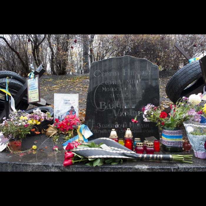 Голова ВР України Володимир Гройсман в День гідності і свободи вшанував пам’ять Героїв Небесної сотні, поклав квіти і лампаду до місця загибелі Сергія Нігояна