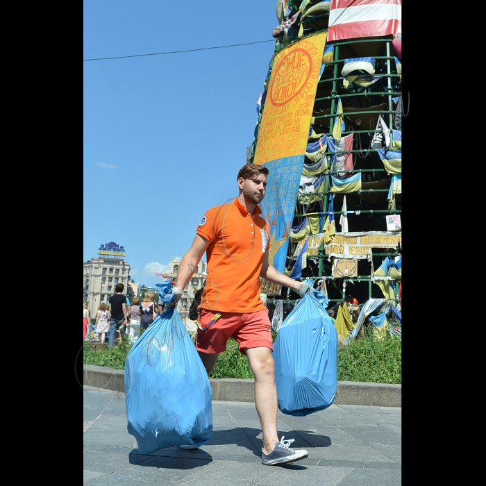Київ. На Майдані Незалежності представники всеукраїнського екологічно-інформаційно-навчального проекту «Не смітіть на Майдані» провели уборку території