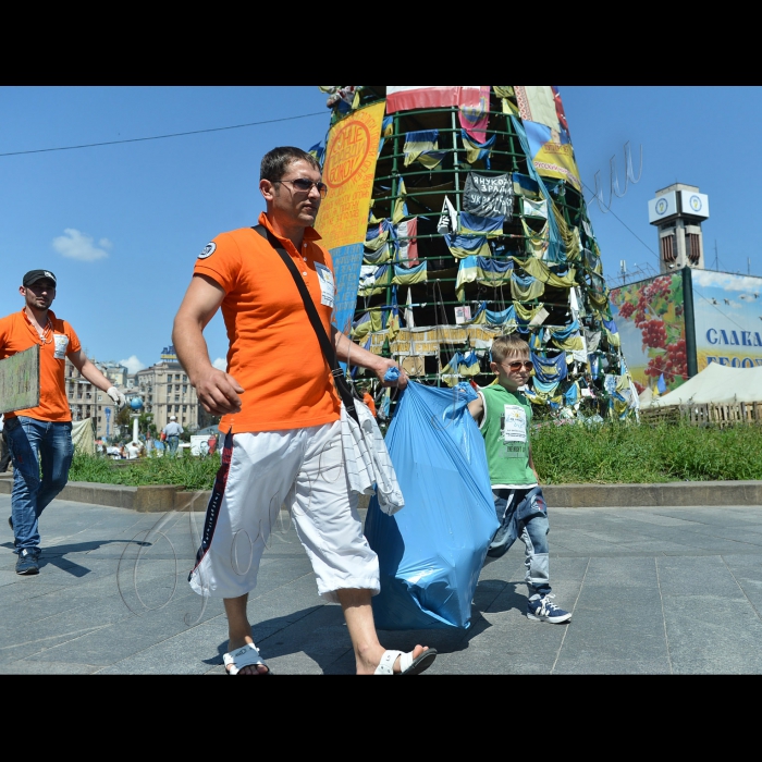 Київ. На Майдані Незалежності представники всеукраїнського екологічно-інформаційно-навчального проекту «Не смітіть на Майдані» провели уборку території