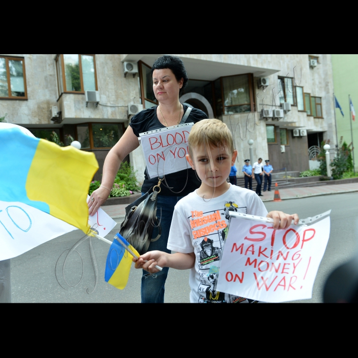 Київ. Громадські активісти пікетують посольство Франції з вимогою припинити продаж кораблів