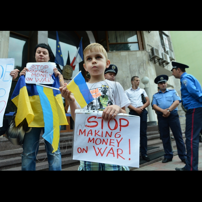 Київ. Громадські активісти пікетують посольство Франції з вимогою припинити продаж кораблів
