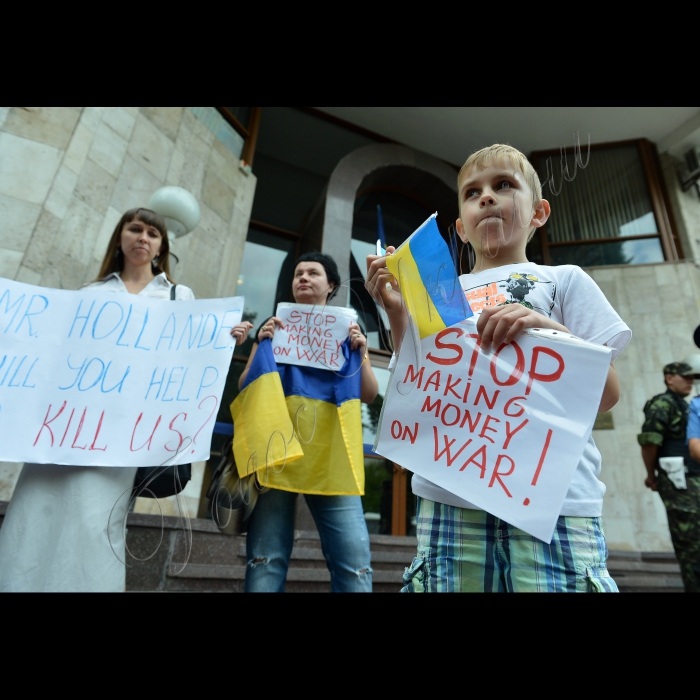 Київ. Громадські активісти пікетують посольство Франції з вимогою припинити продаж кораблів