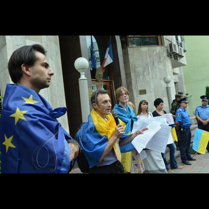 Київ. Громадські активісти пікетують посольство Франції з вимогою припинити продаж кораблів