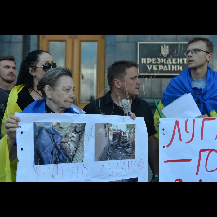 Київ. Біля АПУ відбулась акція, з вимогою оголосити загальнонаціональний траур за загиблими на сході країни в результаті обстрілів терористами. Активісти вимагатимуть від Президента України рішучих контртерористичних заходів, здатних зупинити масові вбивства