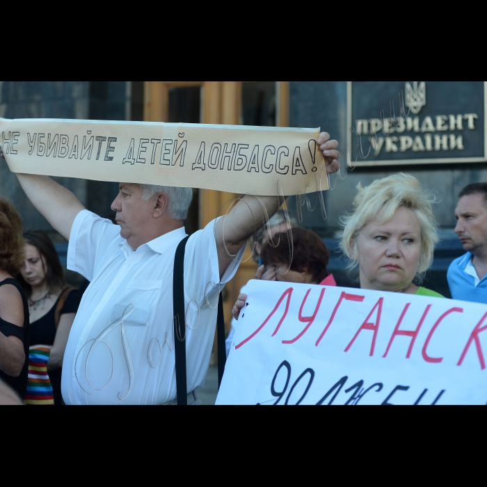 Київ. Біля АПУ відбулась акція, з вимогою оголосити загальнонаціональний траур за загиблими на сході країни в результаті обстрілів терористами. Активісти вимагатимуть від Президента України рішучих контртерористичних заходів, здатних зупинити масові вбивства