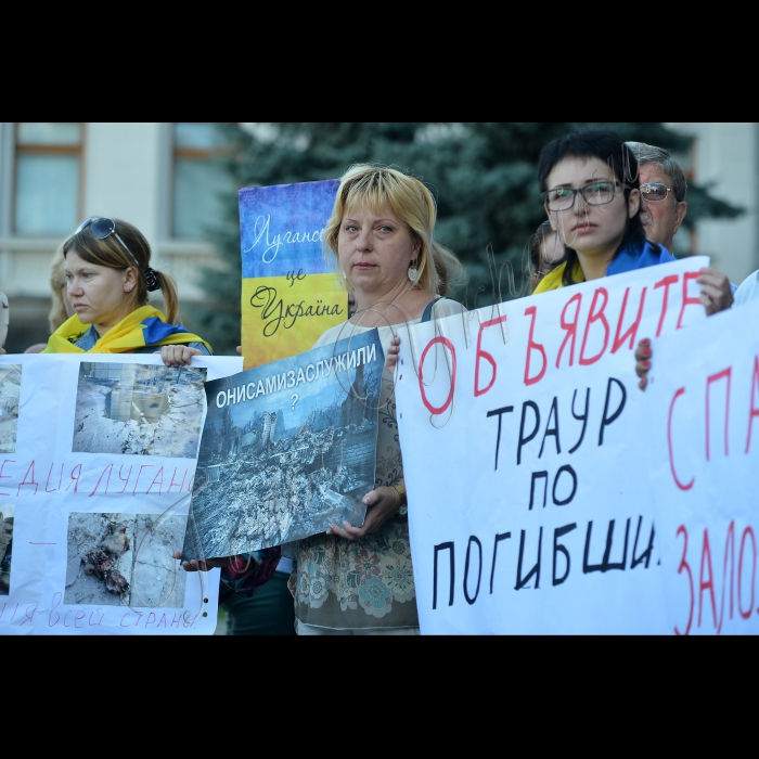Київ. Біля АПУ відбулась акція, з вимогою оголосити загальнонаціональний траур за загиблими на сході країни в результаті обстрілів терористами. Активісти вимагатимуть від Президента України рішучих контртерористичних заходів, здатних зупинити масові вбивства