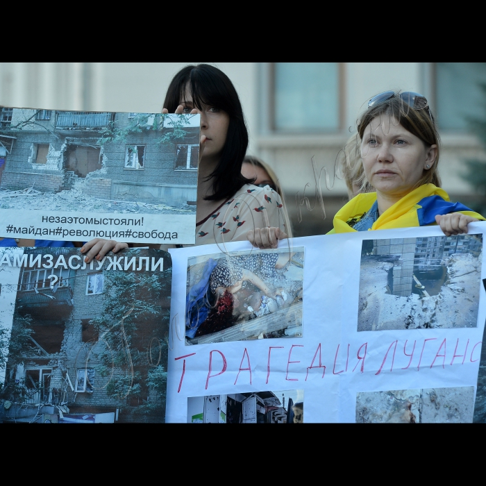 Київ. Біля АПУ відбулась акція, з вимогою оголосити загальнонаціональний траур за загиблими на сході країни в результаті обстрілів терористами. Активісти вимагатимуть від Президента України рішучих контртерористичних заходів, здатних зупинити масові вбивства