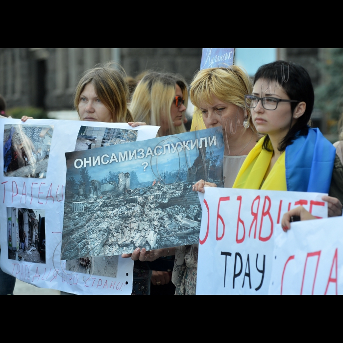 Київ. Біля АПУ відбулась акція, з вимогою оголосити загальнонаціональний траур за загиблими на сході країни в результаті обстрілів терористами. Активісти вимагатимуть від Президента України рішучих контртерористичних заходів, здатних зупинити масові вбивства