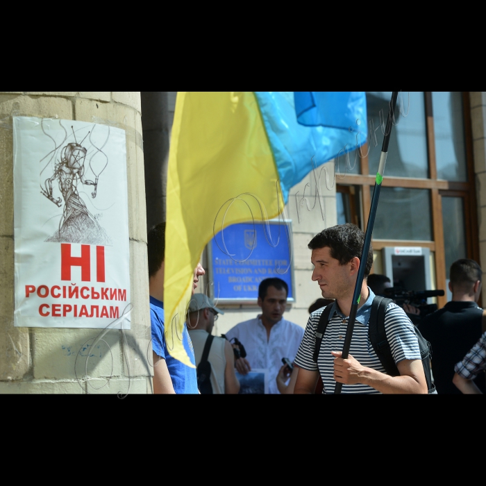 У Києві біля Національної ради з питань телебачення і відбулась публічна громадська акція «Геть московське сміття з українського ефіру»