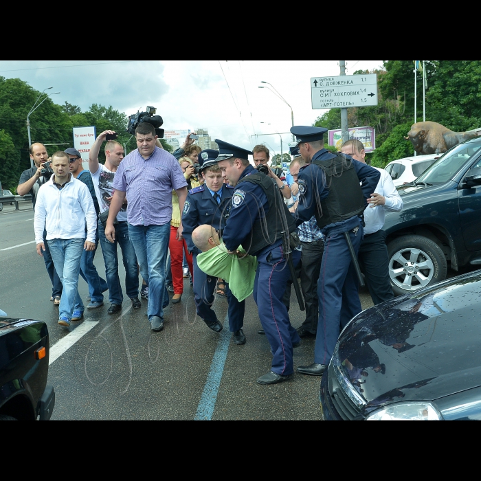 Біля входу в Київський зоопарк відбулась акція прямої дії «Пивні генделики – STOP!»