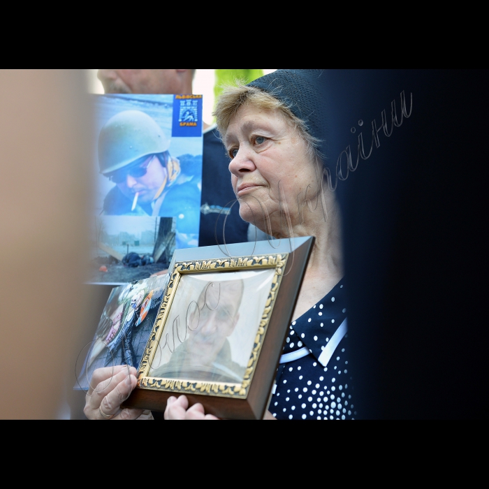 Київ. Біля Адміністрації президента України відбулось  мирне зібрання представників родин «Небесної Сотні». Вимоги до президента України:  Присвоєння звання Героя України загиблим героям.  Увіковічення пам’яті загиблих на Майдані (Алея Пам’яті та меморіал «Небесна Сотня») по вул. Інститутській. 