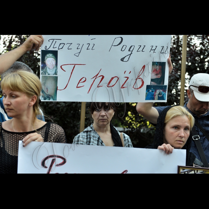 Київ. Біля Адміністрації президента України відбулось  мирне зібрання представників родин «Небесної Сотні». Вимоги до президента України:  Присвоєння звання Героя України загиблим героям.  Увіковічення пам’яті загиблих на Майдані (Алея Пам’яті та меморіал «Небесна Сотня») по вул. Інститутській. 
