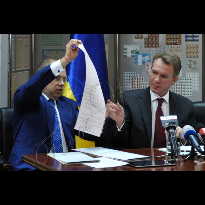 На ДП «Поліграфічний комбінат «Україна» по виготовленню цінних паперів» відбулася презентація бюлетенів для проведення голосування на чергових виборах депутатів Красноармійської та Маріупольської міських рад Донецької області, Красноармійського і Маріупольского міських голів 25 жовтня 2015 року в день голосування 29 листопада 2015 року.
Директор ДП «Поліграфічний комбінат «Україна» по виготовленню цінних паперів» Максим Степанов, Голова ЦВК Михайло Охендовський