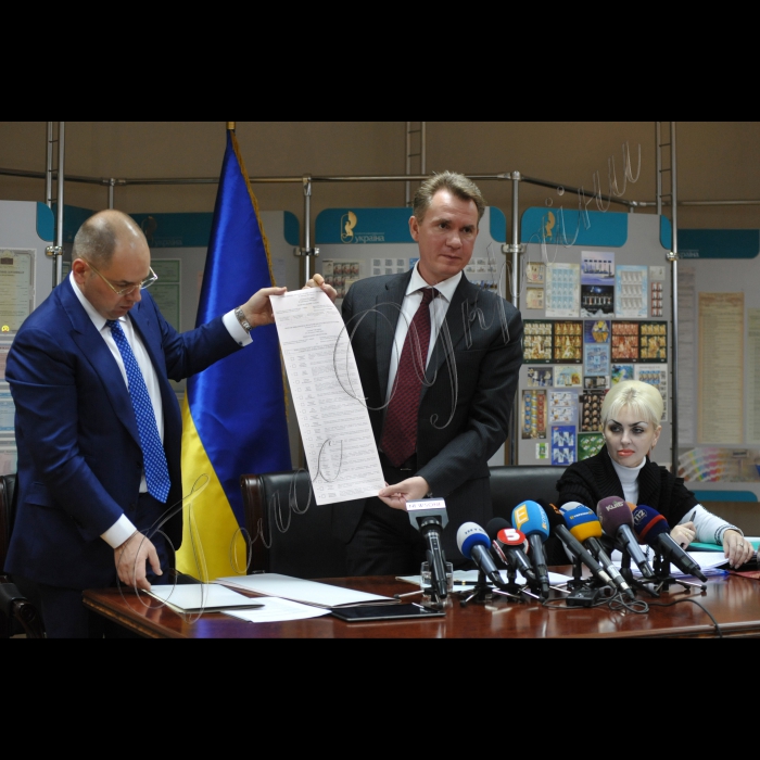 На ДП «Поліграфічний комбінат «Україна» по виготовленню цінних паперів» відбулася презентація бюлетенів для проведення голосування на чергових виборах депутатів Красноармійської та Маріупольської міських рад Донецької області, Красноармійського і Маріупольского міських голів 25 жовтня 2015 року в день голосування 29 листопада 2015 року. Директор ДП «Поліграфічний комбінат «Україна» по виготовленню цінних паперів» Максим Степанов, Голова ЦВК Михайло Охендовський, заступник Голови ЦВК Жанна Усенко-Чорна (зліва направо)