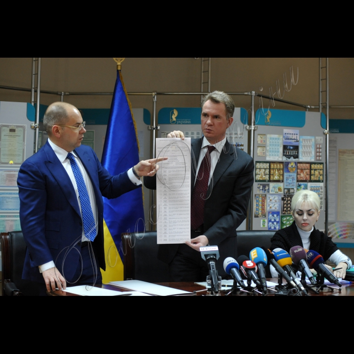 На ДП «Поліграфічний комбінат «Україна» по виготовленню цінних паперів» відбулася презентація бюлетенів для проведення голосування на чергових виборах депутатів Красноармійської та Маріупольської міських рад Донецької області, Красноармійського і Маріупольского міських голів 25 жовтня 2015 року в день голосування 29 листопада 2015 року. Директор ДП «Поліграфічний комбінат «Україна» по виготовленню цінних паперів» Максим Степанов, Голова ЦВК Михайло Охендовський, заступник Голови ЦВК Жанна Усенко-Чорна (зліва направо)