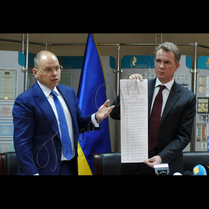 На ДП «Поліграфічний комбінат «Україна» по виготовленню цінних паперів» відбулася презентація бюлетенів для проведення голосування на чергових виборах депутатів Красноармійської та Маріупольської міських рад Донецької області, Красноармійського і Маріупольского міських голів 25 жовтня 2015 року в день голосування 29 листопада 2015 року.
Директор ДП «Поліграфічний комбінат «Україна» по виготовленню цінних паперів» Максим Степанов, Голова ЦВК Михайло Охендовський