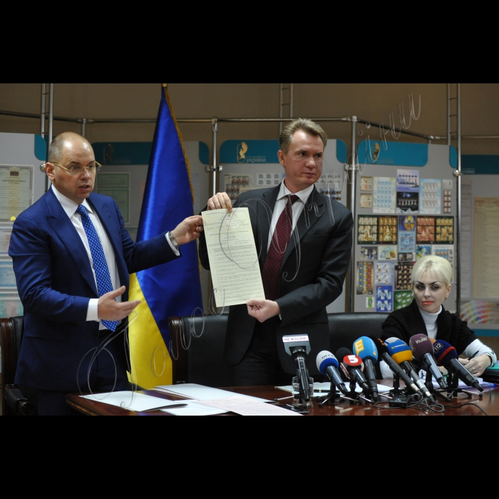 На ДП «Поліграфічний комбінат «Україна» по виготовленню цінних паперів» відбулася презентація бюлетенів для проведення голосування на чергових виборах депутатів Красноармійської та Маріупольської міських рад Донецької області, Красноармійського і Маріупольского міських голів 25 жовтня 2015 року в день голосування 29 листопада 2015 року.
Директор ДП «Поліграфічний комбінат «Україна» по виготовленню цінних паперів» Максим Степанов, Голова ЦВК Михайло Охендовський