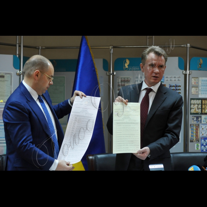 На ДП «Поліграфічний комбінат «Україна» по виготовленню цінних паперів» відбулася презентація бюлетенів для проведення голосування на чергових виборах депутатів Красноармійської та Маріупольської міських рад Донецької області, Красноармійського і Маріупольского міських голів 25 жовтня 2015 року в день голосування 29 листопада 2015 року.
Директор ДП «Поліграфічний комбінат «Україна» по виготовленню цінних паперів» Максим Степанов, Голова ЦВК Михайло Охендовський