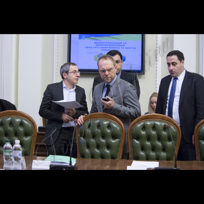 Під головуванням Голови Верховної Ради України Володимира Гройсмана відбулося засідання «круглого столу» з питань децентралізації у частині надання адміністративних послуг у сфері державної реєстрації нерухомості та бізнесу.
У заході взяли участь Міністр юстиції України Петро Петренко, Голова Одеської ОДА Міхеїл Саакашвілі, народні депутати, представники громадськості та експертного середовища (РПР, Центр протидії корупції, Асоціація міст України, Асоціація забудовників України тощо).
На передньому плані Сергій Власенко