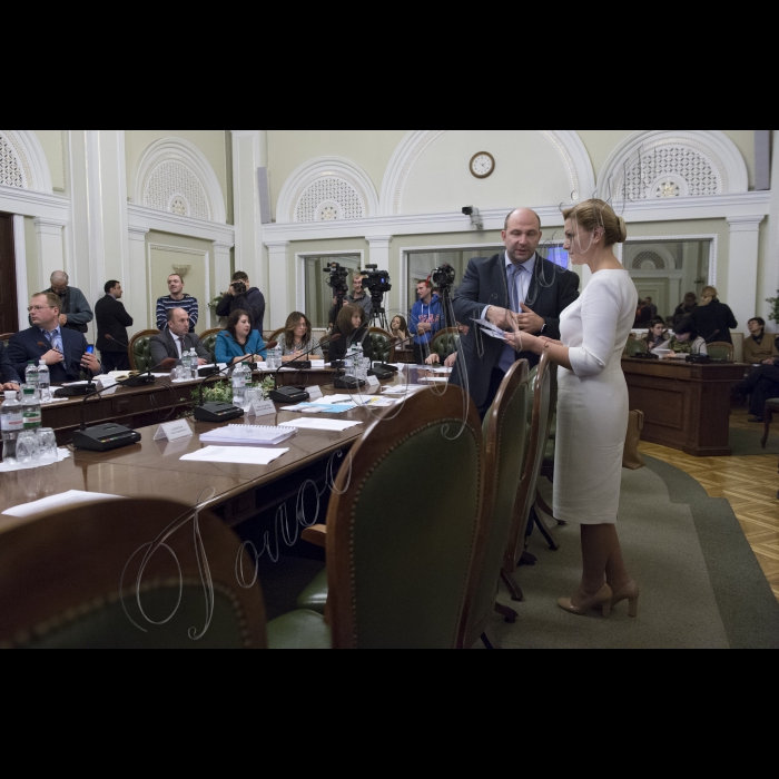 Під головуванням Голови Верховної Ради України Володимира Гройсмана відбулося засідання «круглого столу» з питань децентралізації у частині надання адміністративних послуг у сфері державної реєстрації нерухомості та бізнесу.
У заході взяли участь Міністр юстиції України Петро Петренко, Голова Одеської ОДА Міхеїл Саакашвілі, народні депутати, представники громадськості та експертного середовища (РПР, Центр протидії корупції, Асоціація міст України, Асоціація забудовників України тощо).
Лев Парцхаладзе, Оксана Продан