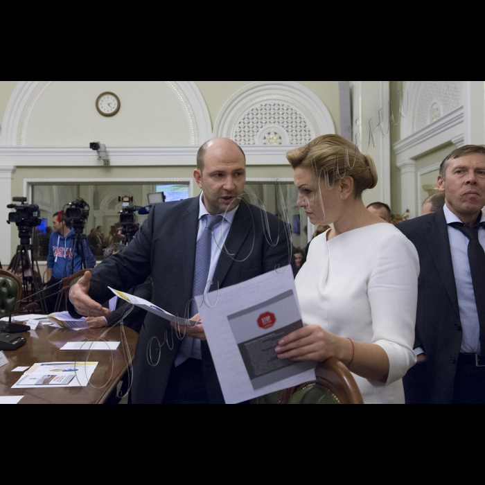 Під головуванням Голови Верховної Ради України Володимира Гройсмана відбулося засідання «круглого столу» з питань децентралізації у частині надання адміністративних послуг у сфері державної реєстрації нерухомості та бізнесу.
У заході взяли участь Міністр юстиції України Петро Петренко, Голова Одеської ОДА Міхеїл Саакашвілі, народні депутати, представники громадськості та експертного середовища (РПР, Центр протидії корупції, Асоціація міст України, Асоціація забудовників України тощо).
Лев Парцхаладзе, Оксана Продан