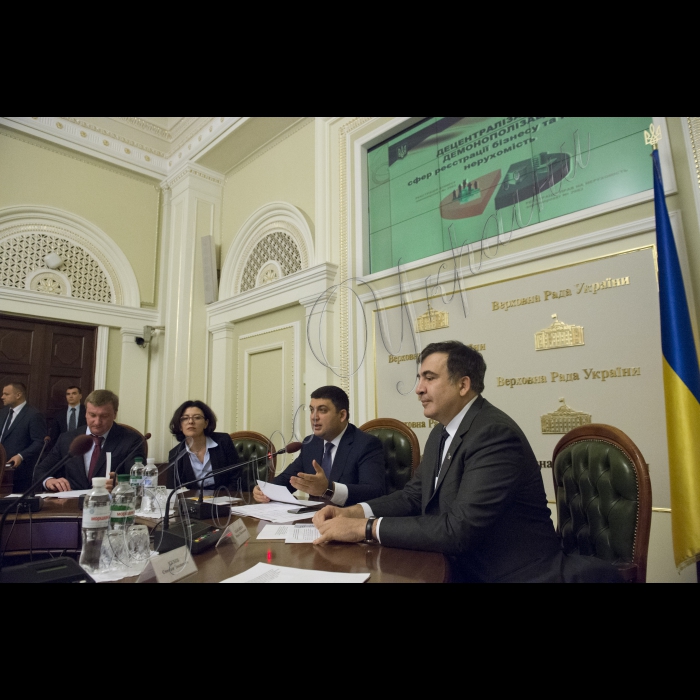 Під головуванням Голови Верховної Ради України Володимира Гройсмана відбулося засідання «круглого столу» з питань децентралізації у частині надання адміністративних послуг у сфері державної реєстрації нерухомості та бізнесу.
У заході взяли участь Міністр юстиції України Петро Петренко, Голова Одеської ОДА Міхеїл Саакашвілі, народні депутати, представники громадськості та експертного середовища (РПР, Центр протидії корупції, Асоціація міст України, Асоціація забудовників України тощо).
(зліва направо) Павло Петренко, Оксана Сироїд, Володимир Гройсман, Міхеїл Саакашвілі, Андрій Іванчук, Віктор Галасюк;