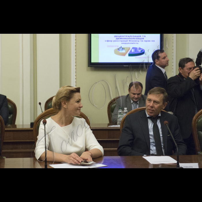 Під головуванням Голови Верховної Ради України Володимира Гройсмана відбулося засідання «круглого столу» з питань децентралізації у частині надання адміністративних послуг у сфері державної реєстрації нерухомості та бізнесу.
У заході взяли участь Міністр юстиції України Петро Петренко, Голова Одеської ОДА Міхеїл Саакашвілі, народні депутати, представники громадськості та експертного середовища (РПР, Центр протидії корупції, Асоціація міст України, Асоціація забудовників України тощо).
Оксана Продан, Сергій Соболєв