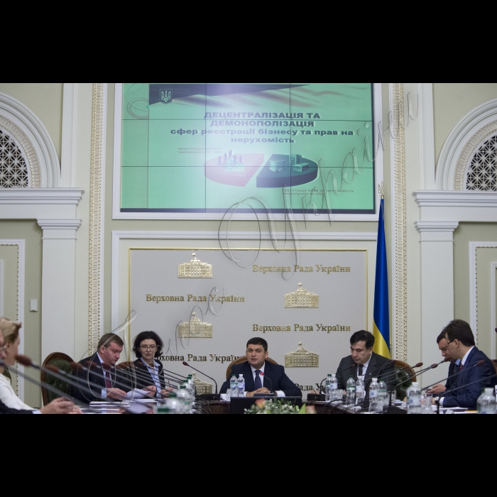 Під головуванням Голови Верховної Ради України Володимира Гройсмана відбулося засідання «круглого столу» з питань децентралізації у частині надання адміністративних послуг у сфері державної реєстрації нерухомості та бізнесу.
У заході взяли участь Міністр юстиції України Петро Петренко, Голова Одеської ОДА Міхеїл Саакашвілі, народні депутати, представники громадськості та експертного середовища (РПР, Центр протидії корупції, Асоціація міст України, Асоціація забудовників України тощо).
(зліва направо) Павло Петренко, Оксана Сироїд, Володимир Гройсман, Міхеїл Саакашвілі, Андрій Іванчук, Віктор Галасюк;