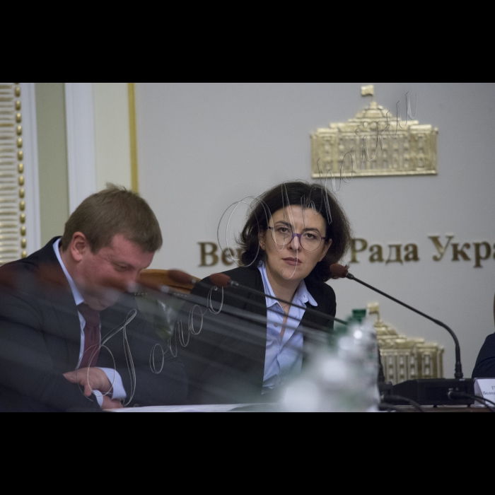 Під головуванням Голови Верховної Ради України Володимира Гройсмана відбулося засідання «круглого столу» з питань децентралізації у частині надання адміністративних послуг у сфері державної реєстрації нерухомості та бізнесу.
У заході взяли участь Міністр юстиції України Петро Петренко, Голова Одеської ОДА Міхеїл Саакашвілі, народні депутати, представники громадськості та експертного середовища (РПР, Центр протидії корупції, Асоціація міст України, Асоціація забудовників України тощо).
Праворуч: Оксана Сироїд