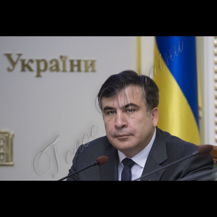 Під головуванням Голови Верховної Ради України Володимира Гройсмана відбулося засідання «круглого столу» з питань децентралізації у частині надання адміністративних послуг у сфері державної реєстрації нерухомості та бізнесу.
У заході взяли участь Міністр юстиції України Петро Петренко, Голова Одеської ОДА Міхеїл Саакашвілі, народні депутати, представники громадськості та експертного середовища (РПР, Центр протидії корупції, Асоціація міст України, Асоціація забудовників України тощо).
Міхеїл Саакашвілі