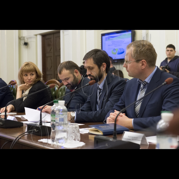 Під головуванням Голови Верховної Ради України Володимира Гройсмана відбулося засідання «круглого столу» з питань децентралізації у частині надання адміністративних послуг у сфері державної реєстрації нерухомості та бізнесу.
У заході взяли участь Міністр юстиції України Петро Петренко, Голова Одеської ОДА Міхеїл Саакашвілі, народні депутати, представники громадськості та експертного середовища (РПР, Центр протидії корупції, Асоціація міст України, Асоціація забудовників України тощо).
Учасники засідання