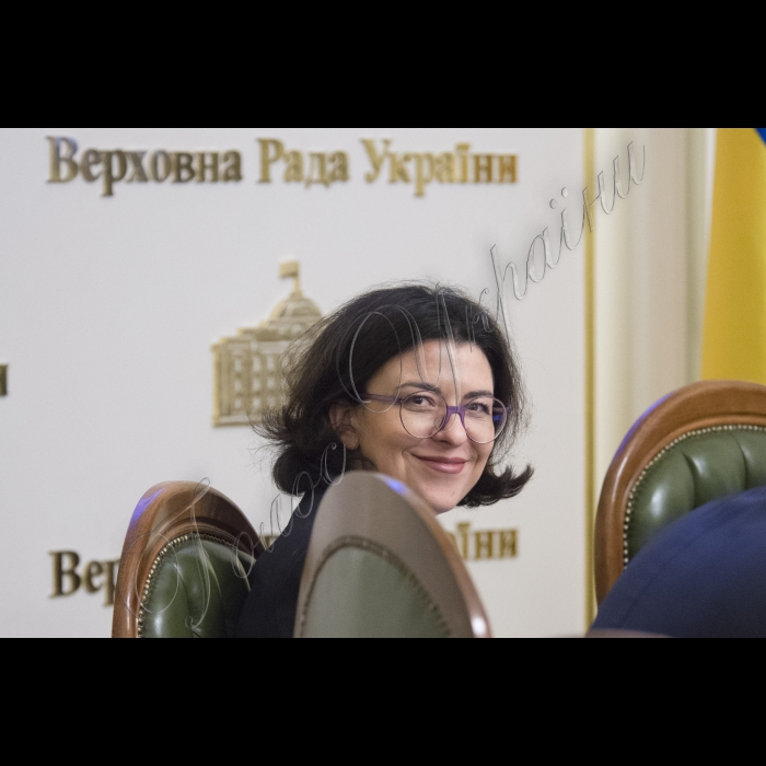 Під головуванням Голови Верховної Ради України Володимира Гройсмана відбулося засідання «круглого столу» з питань децентралізації у частині надання адміністративних послуг у сфері державної реєстрації нерухомості та бізнесу.
У заході взяли участь Міністр юстиції України Петро Петренко, Голова Одеської ОДА Міхеїл Саакашвілі, народні депутати, представники громадськості та експертного середовища (РПР, Центр протидії корупції, Асоціація міст України, Асоціація забудовників України тощо).
Оксана Сироїд
