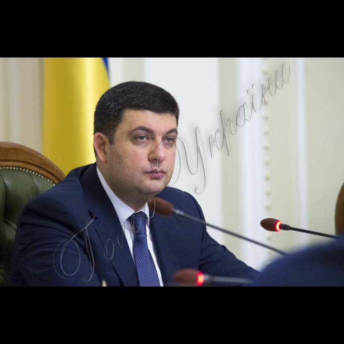 Під головуванням Голови Верховної Ради України Володимира Гройсмана відбулося засідання «круглого столу» з питань децентралізації у частині надання адміністративних послуг у сфері державної реєстрації нерухомості та бізнесу.
У заході взяли участь Міністр юстиції України Петро Петренко, Голова Одеської ОДА Міхеїл Саакашвілі, народні депутати, представники громадськості та експертного середовища (РПР, Центр протидії корупції, Асоціація міст України, Асоціація забудовників України тощо).
Голова ВРУ Володимир Гройсман