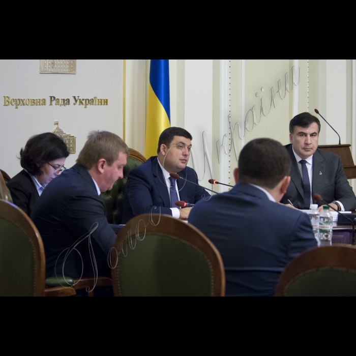 Під головуванням Голови Верховної Ради України Володимира Гройсмана відбулося засідання «круглого столу» з питань децентралізації у частині надання адміністративних послуг у сфері державної реєстрації нерухомості та бізнесу.
У заході взяли участь Міністр юстиції України Петро Петренко, Голова Одеської ОДА Міхеїл Саакашвілі, народні депутати, представники громадськості та експертного середовища (РПР, Центр протидії корупції, Асоціація міст України, Асоціація забудовників України тощо).