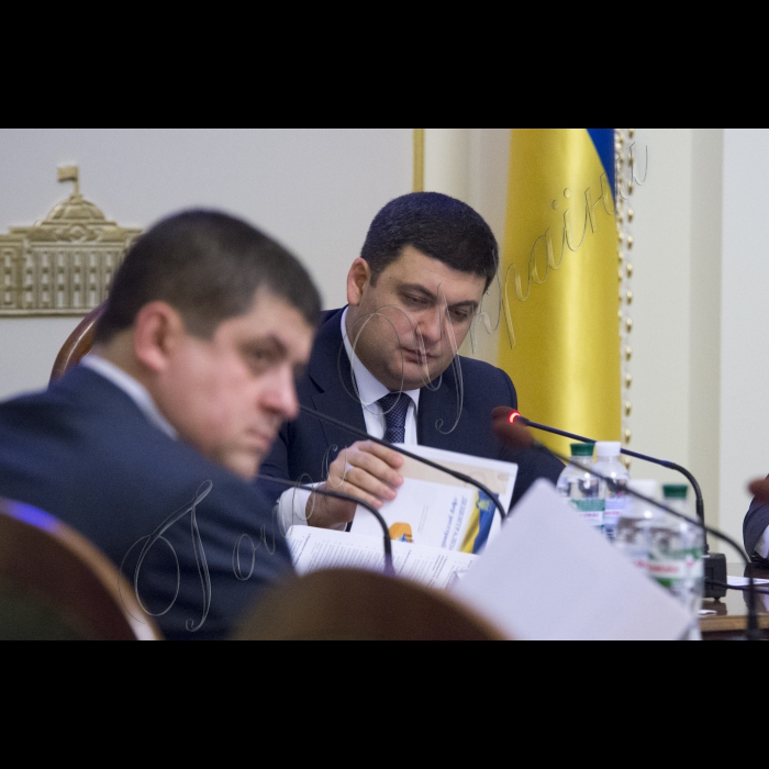 Під головуванням Голови Верховної Ради України Володимира Гройсмана відбулося засідання «круглого столу» з питань децентралізації у частині надання адміністративних послуг у сфері державної реєстрації нерухомості та бізнесу.
У заході взяли участь Міністр юстиції України Петро Петренко, Голова Одеської ОДА Міхеїл Саакашвілі, народні депутати, представники громадськості та експертного середовища (РПР, Центр протидії корупції, Асоціація міст України, Асоціація забудовників України тощо).
Голова ВРУ Володимир Гройсман