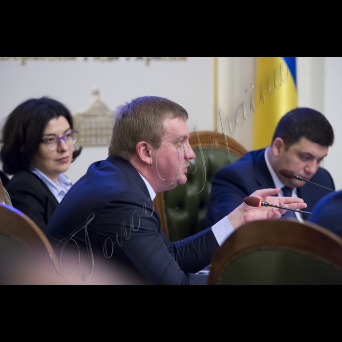 Під головуванням Голови Верховної Ради України Володимира Гройсмана відбулося засідання «круглого столу» з питань децентралізації у частині надання адміністративних послуг у сфері державної реєстрації нерухомості та бізнесу.
У заході взяли участь Міністр юстиції України Петро Петренко, Голова Одеської ОДА Міхеїл Саакашвілі, народні депутати, представники громадськості та експертного середовища (РПР, Центр протидії корупції, Асоціація міст України, Асоціація забудовників України тощо).