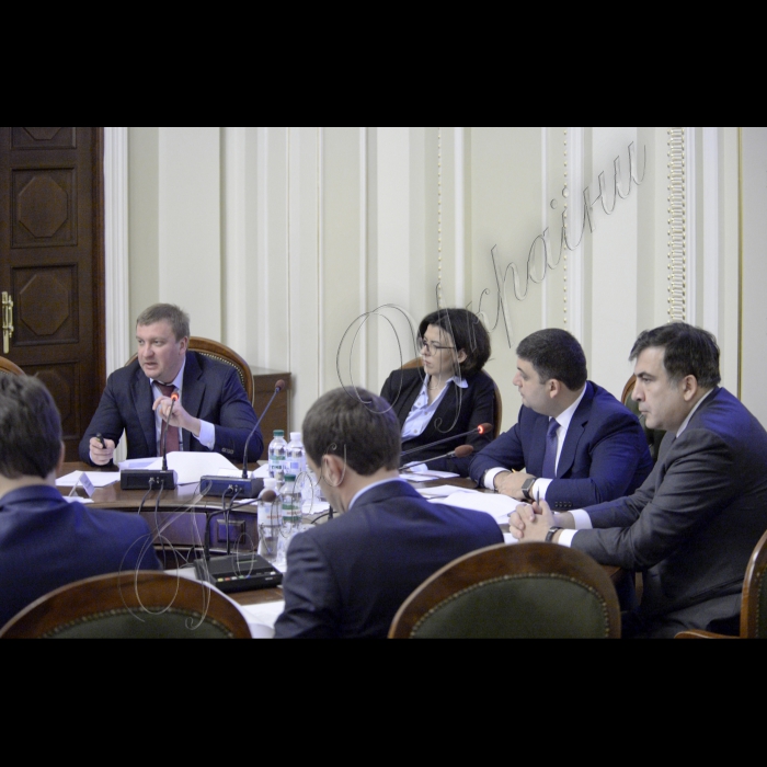 Під головуванням Голови Верховної Ради України Володимира Гройсмана відбулося засідання «круглого столу» з питань децентралізації у частині надання адміністративних послуг у сфері державної реєстрації нерухомості та бізнесу.
У заході взяли участь Міністр юстиції України Петро Петренко, Голова Одеської ОДА Міхеїл Саакашвілі, народні депутати, представники громадськості та експертного середовища (РПР, Центр протидії корупції, Асоціація міст України, Асоціація забудовників України тощо).