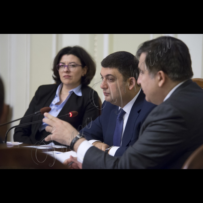 Під головуванням Голови Верховної Ради України Володимира Гройсмана відбулося засідання «круглого столу» з питань децентралізації у частині надання адміністративних послуг у сфері державної реєстрації нерухомості та бізнесу.
У заході взяли участь Міністр юстиції України Петро Петренко, Голова Одеської ОДА Міхеїл Саакашвілі, народні депутати, представники громадськості та експертного середовища (РПР, Центр протидії корупції, Асоціація міст України, Асоціація забудовників України тощо).
Зліва направо: Оксана Сироїд, Голова Верховної Ради України Володимир Гройсман та Міхеїл Саакашвілі