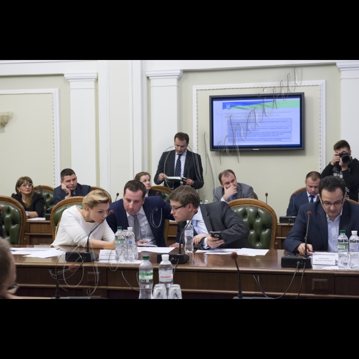 Під головуванням Голови Верховної Ради України Володимира Гройсмана відбулося засідання «круглого столу» з питань децентралізації у частині надання адміністративних послуг у сфері державної реєстрації нерухомості та бізнесу.
У заході взяли участь Міністр юстиції України Петро Петренко, Голова Одеської ОДА Міхеїл Саакашвілі, народні депутати, представники громадськості та експертного середовища (РПР, Центр протидії корупції, Асоціація міст України, Асоціація забудовників України тощо).