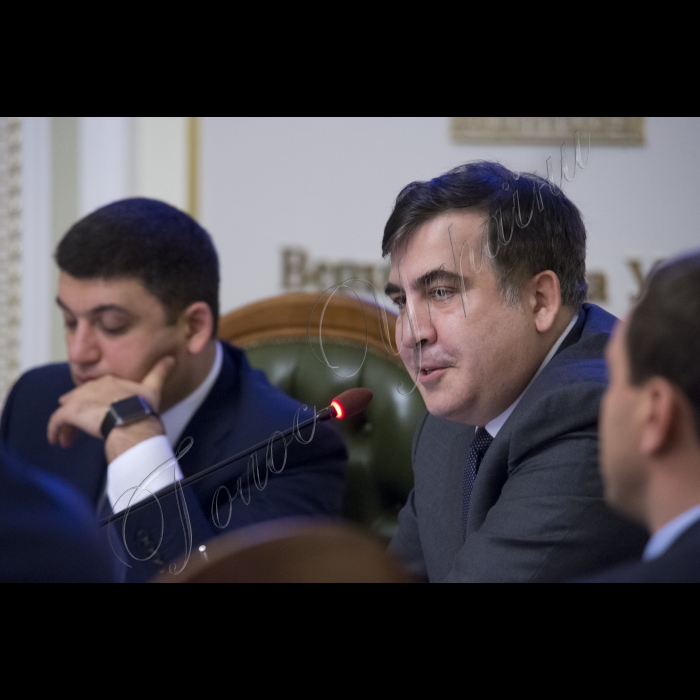 Під головуванням Голови Верховної Ради України Володимира Гройсмана відбулося засідання «круглого столу» з питань децентралізації у частині надання адміністративних послуг у сфері державної реєстрації нерухомості та бізнесу.
У заході взяли участь Міністр юстиції України Петро Петренко, Голова Одеської ОДА Міхеїл Саакашвілі, народні депутати, представники громадськості та експертного середовища (РПР, Центр протидії корупції, Асоціація міст України, Асоціація забудовників України тощо).
Голова Верховної Ради України Володимир Гройсман та Міхеїл Саакашвілі