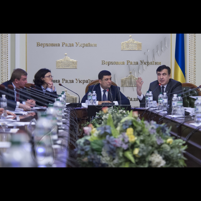 Під головуванням Голови Верховної Ради України Володимира Гройсмана відбулося засідання «круглого столу» з питань децентралізації у частині надання адміністративних послуг у сфері державної реєстрації нерухомості та бізнесу.
У заході взяли участь Міністр юстиції України Петро Петренко, Голова Одеської ОДА Міхеїл Саакашвілі, народні депутати, представники громадськості та експертного середовища (РПР, Центр протидії корупції, Асоціація міст України, Асоціація забудовників України тощо).